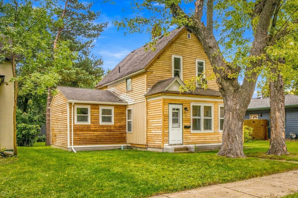 637 3rd Avenue Sw, Cambridge