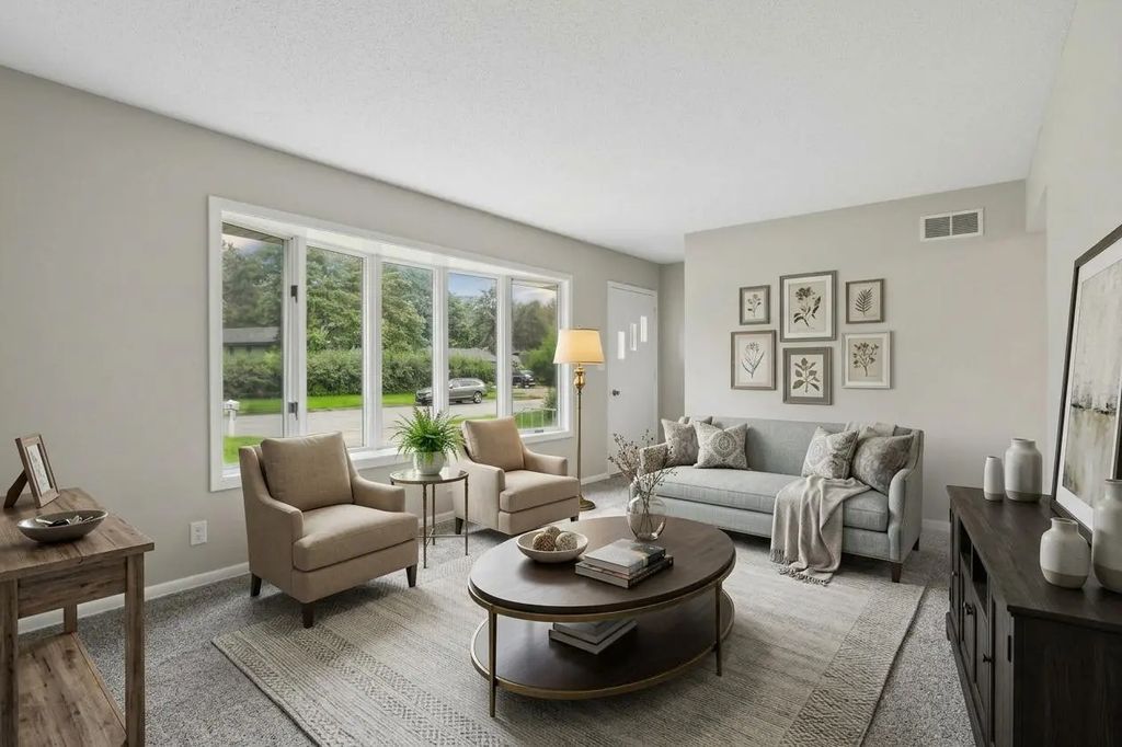 255 County Road C2 W, Roseville