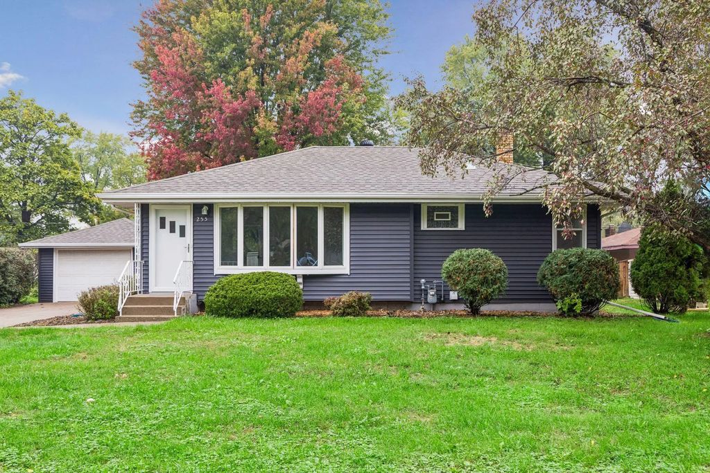 255 County Road C2 W, Roseville
