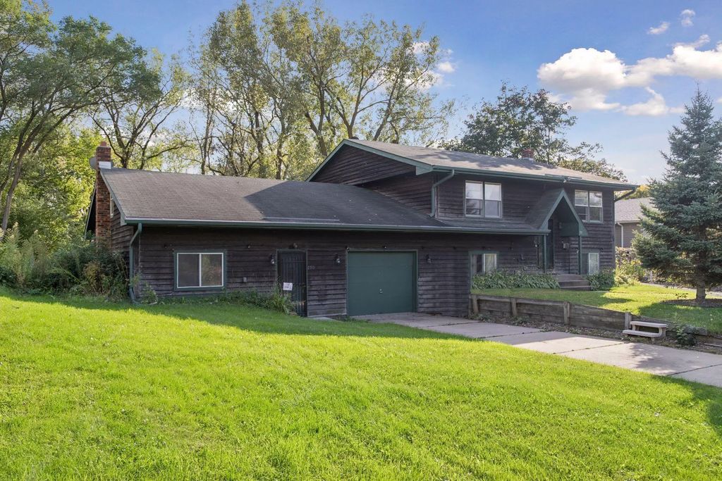 750 Viking Drive E, Maplewood