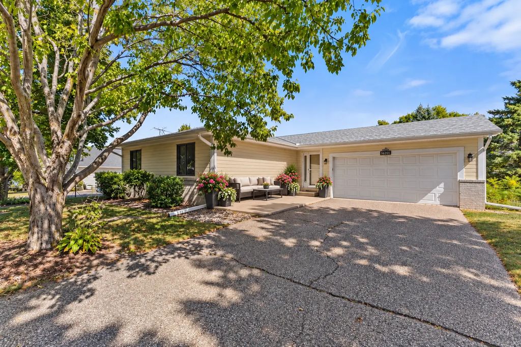7291 Conestoga Court, Chanhassen