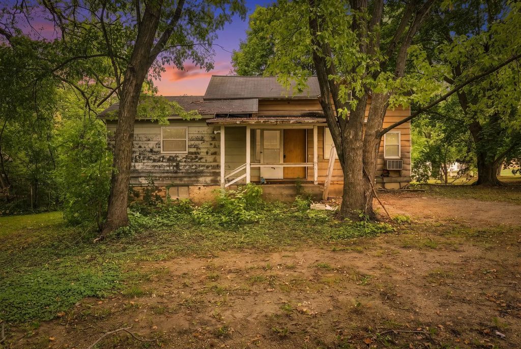 401 S Division Street, Roberts