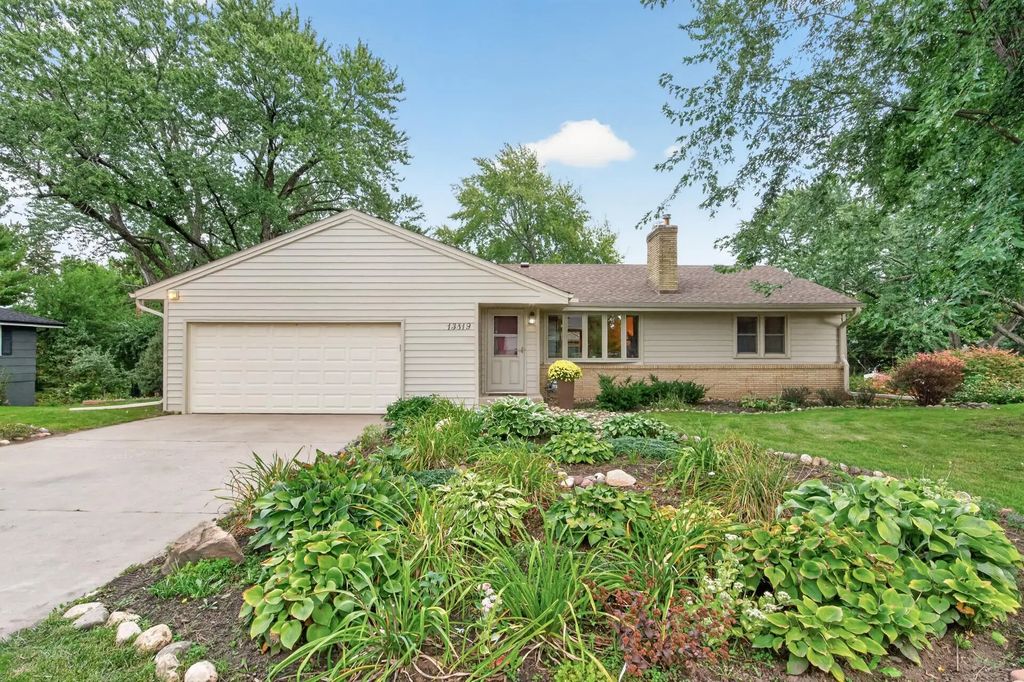 13819 Bellevue Drive, Minnetonka