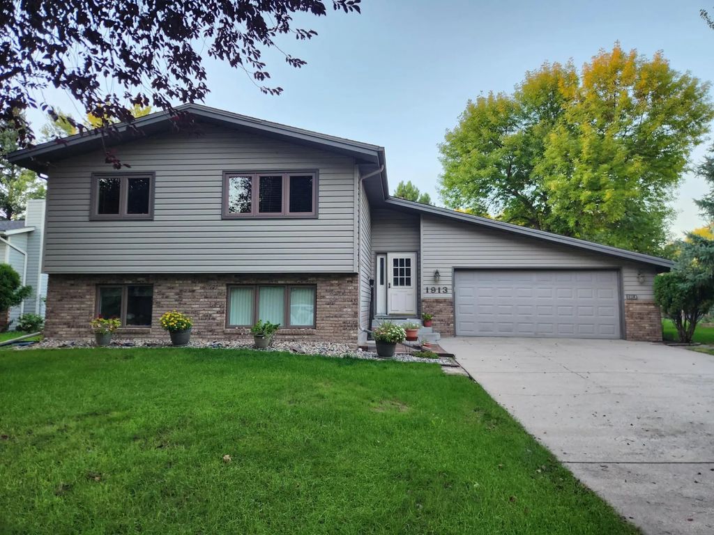 1913 26 1/2 Avenue S, Fargo