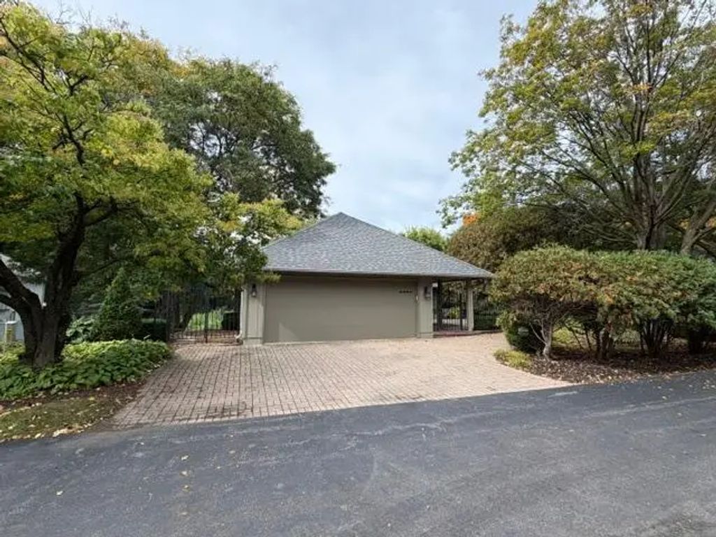 4890 Regents Walk, Excelsior