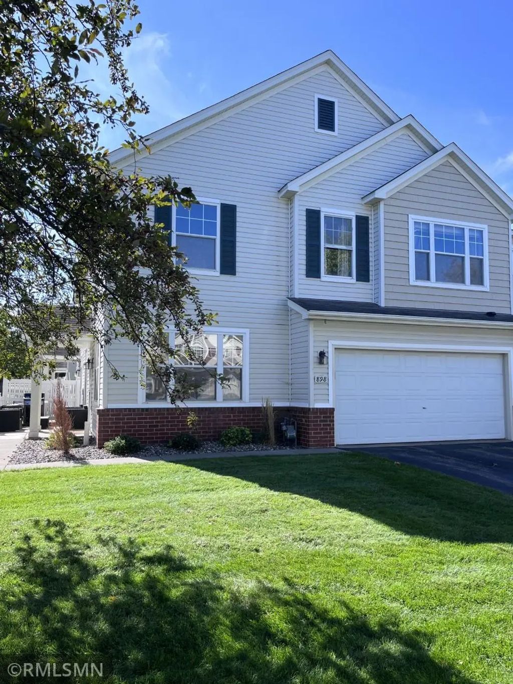 898 Providence Drive, Shakopee