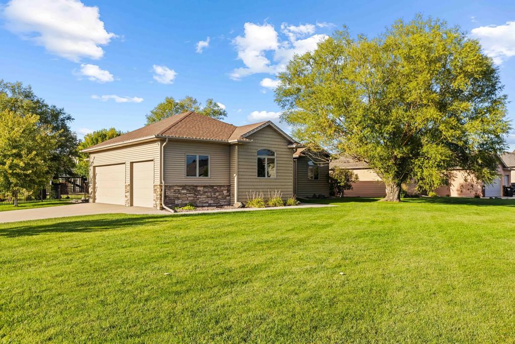 4295 49th Avenue S, Fargo