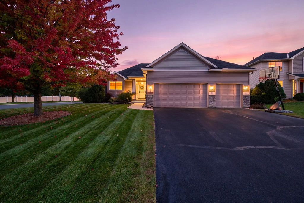 989 Danube Avenue, Shakopee
