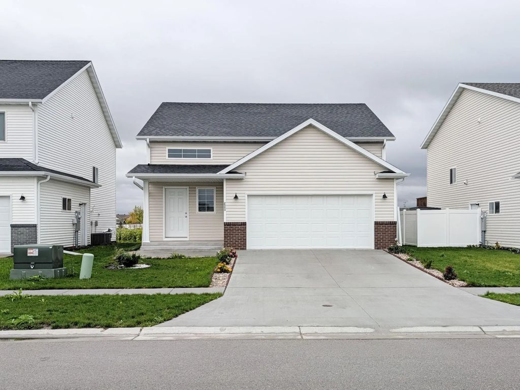 2553 Fulton Loop S, Fargo
