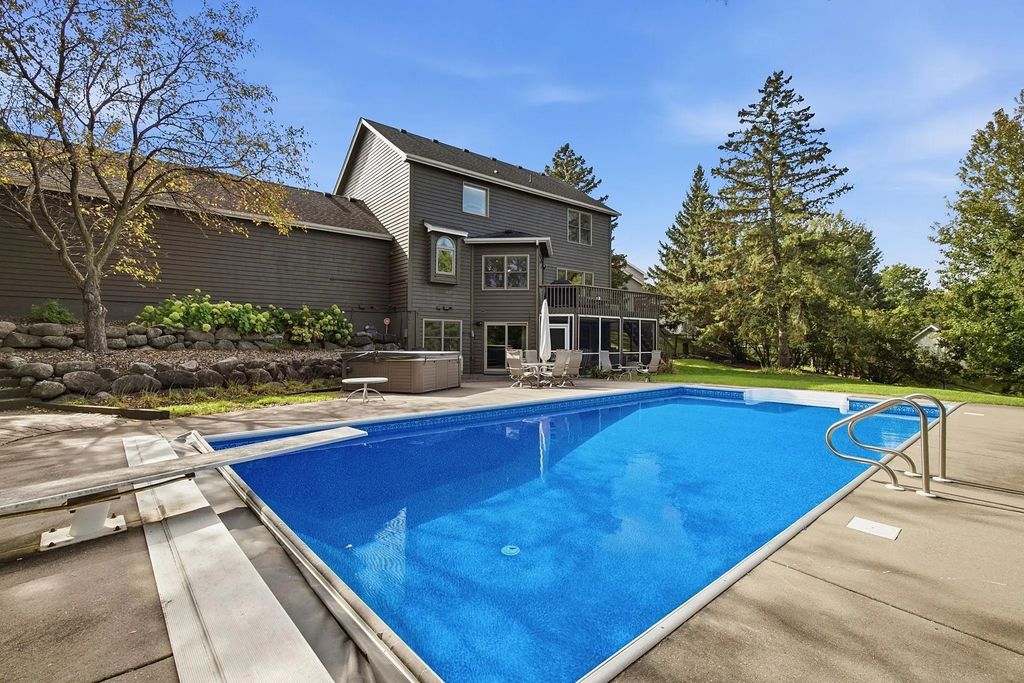 1533 Wexford Court, Eagan