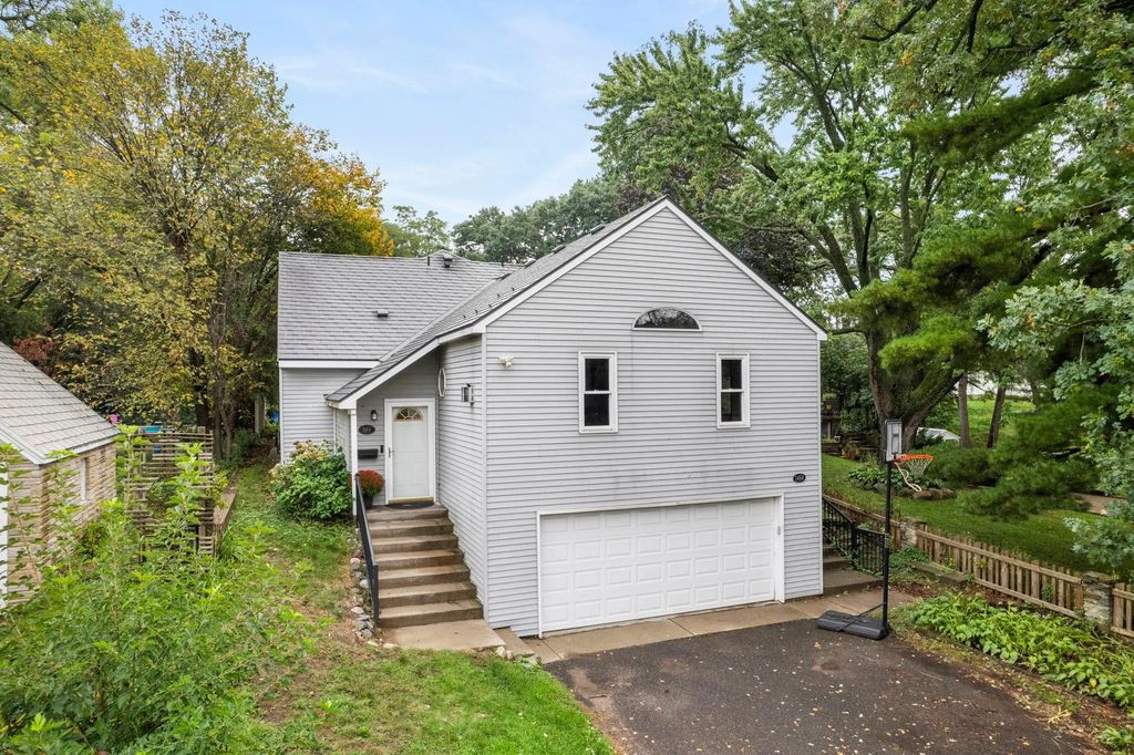 1464 Victoria Street N, Saint Paul