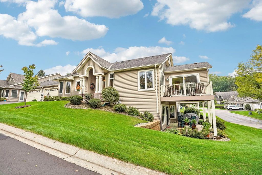 994 Stratford Lane W, Burnsville