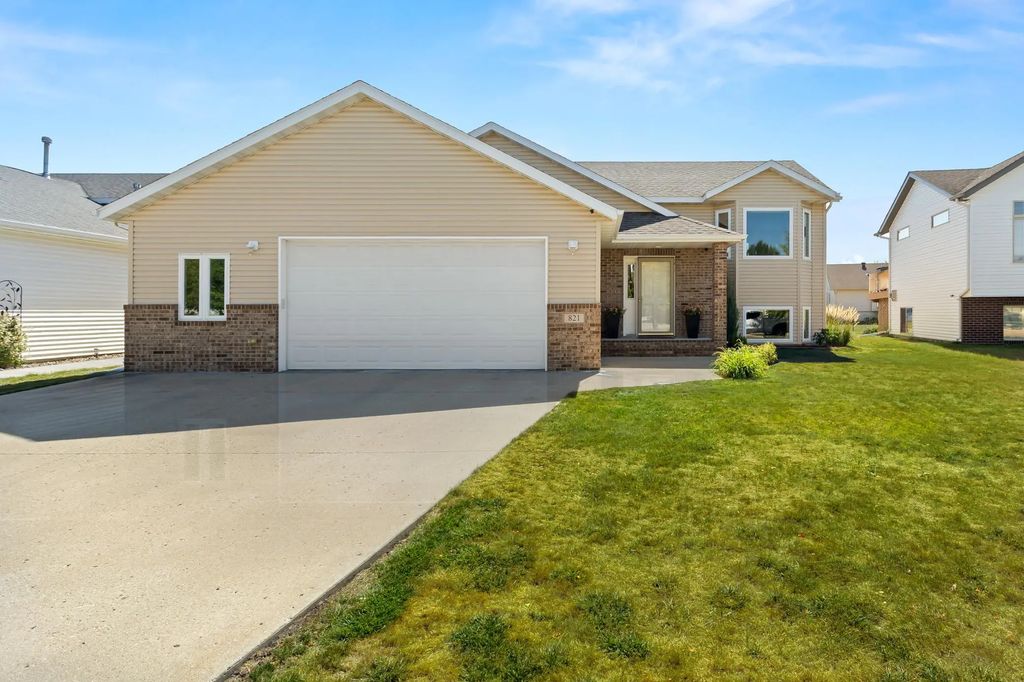 821 16th Avenue W, West Fargo