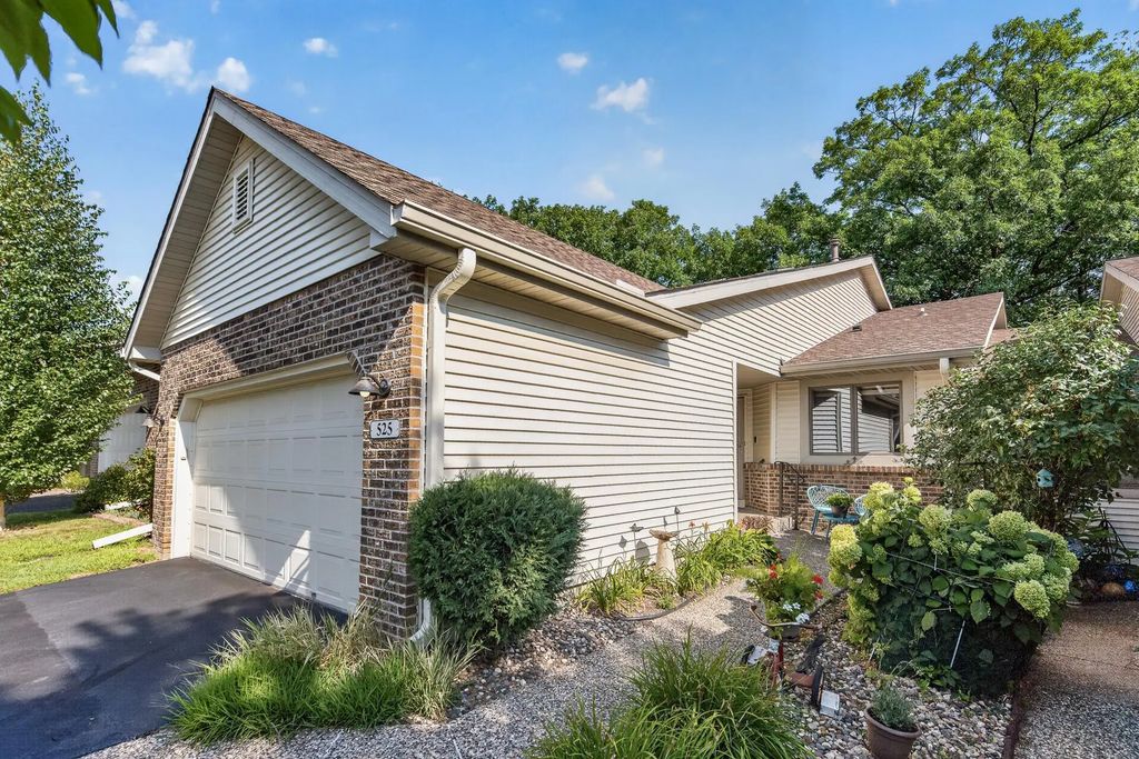525 Sterling Street S, Maplewood