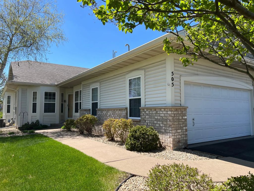 505 Holly Lane N, Oakdale