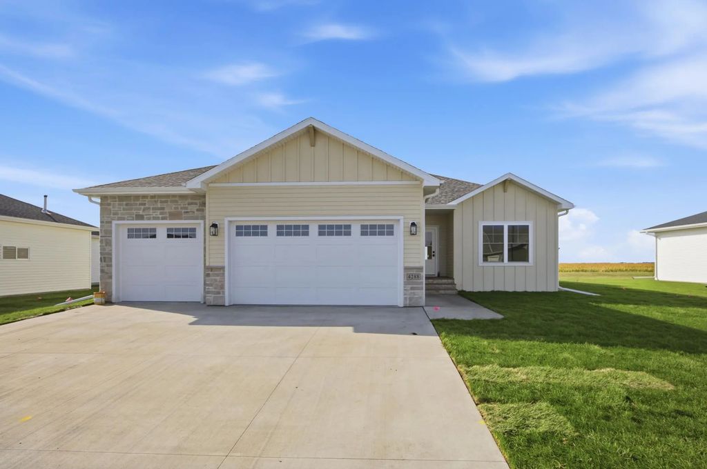 4288 Pine Parkway S, Fargo