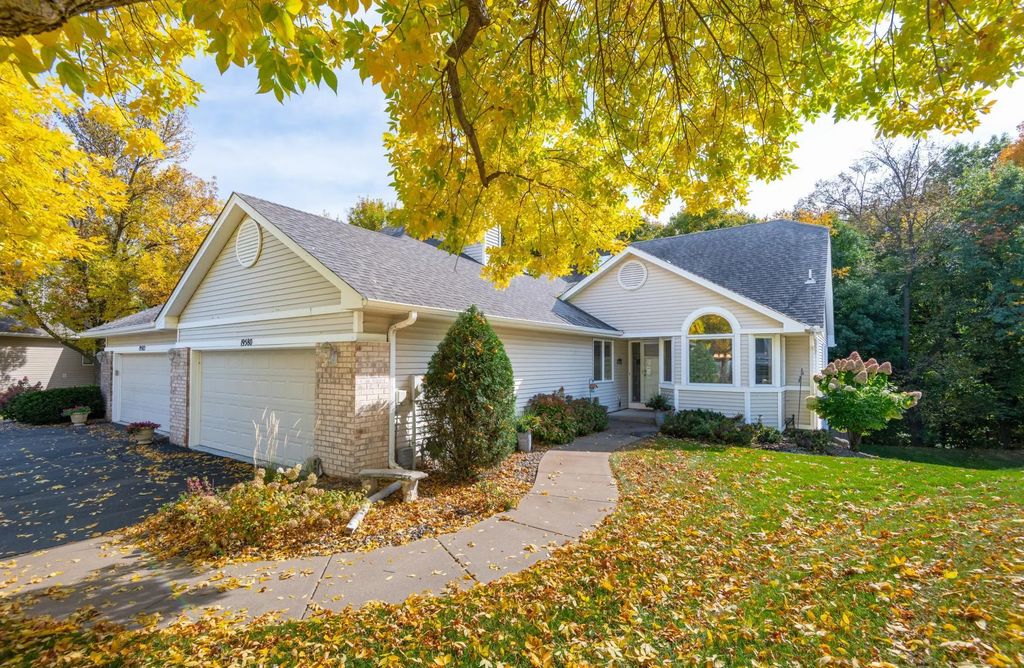 19580 Waterford Court, Shorewood