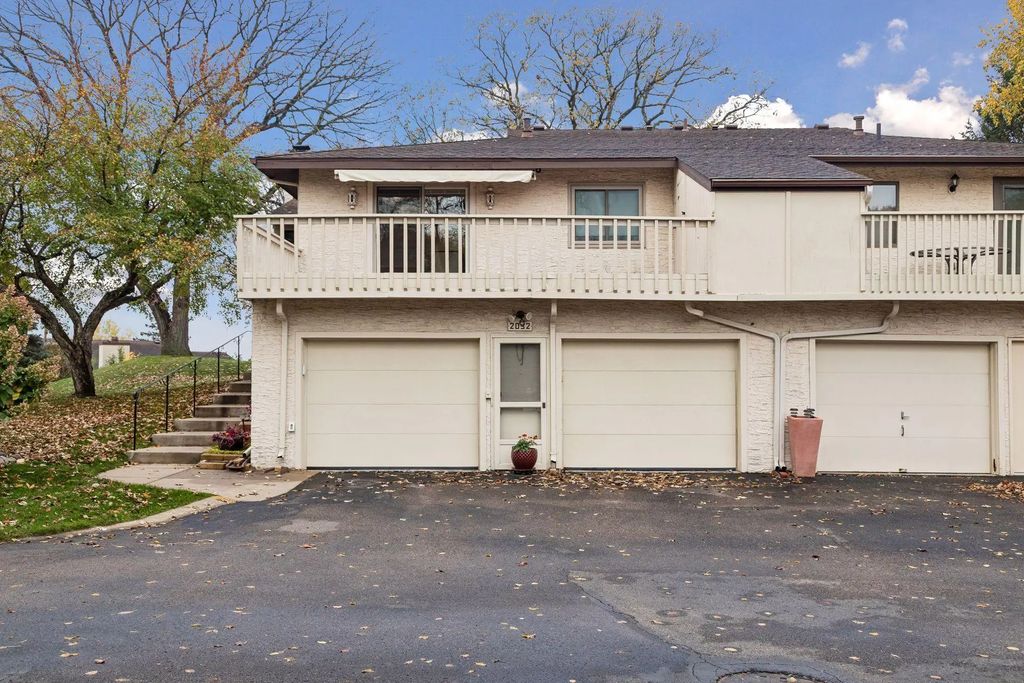2032 Charlton Ridge, West Saint Paul