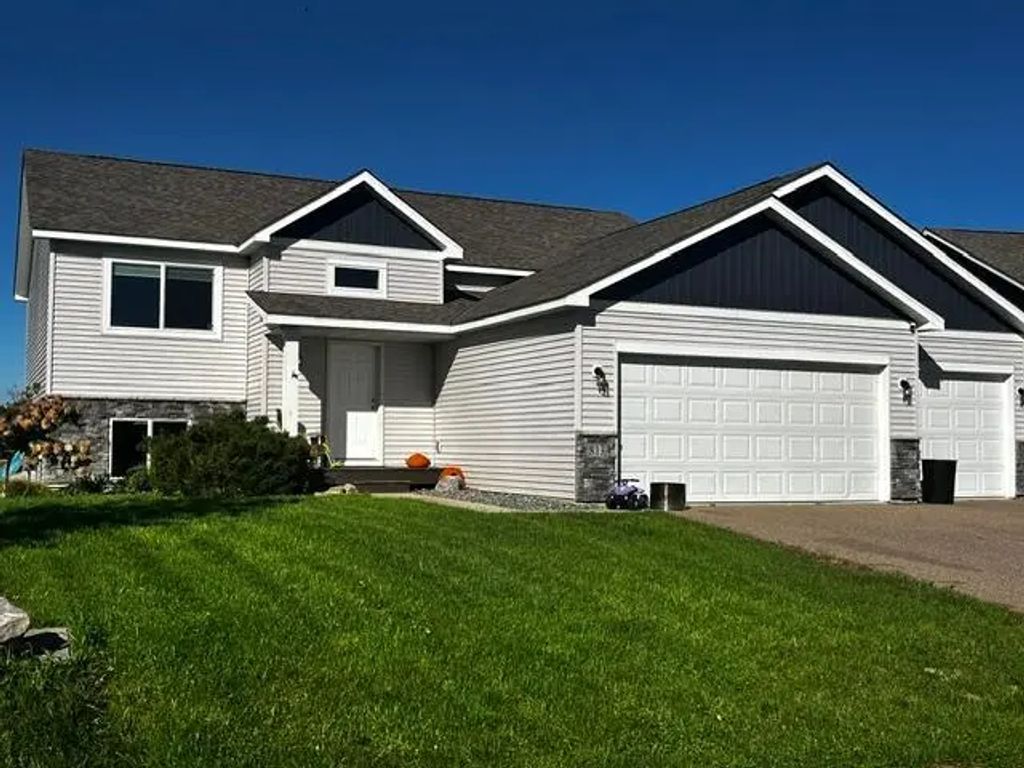 813 Hickory Curve, Watertown