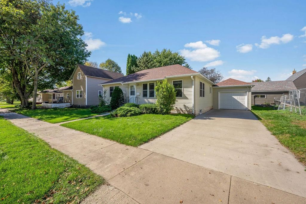 412 S Nicollet Street, Blue Earth