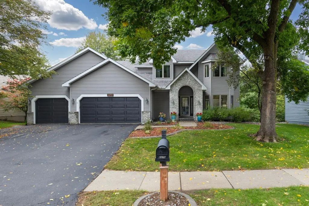 8370 W Lake Drive, Chanhassen