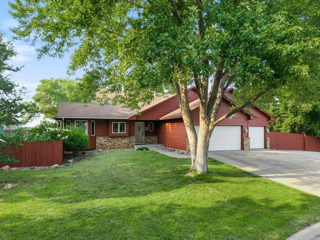 1820 Slater Lane, Burnsville
