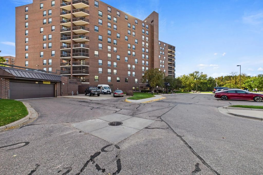 6615 Lake Shore Drive S 607, Richfield