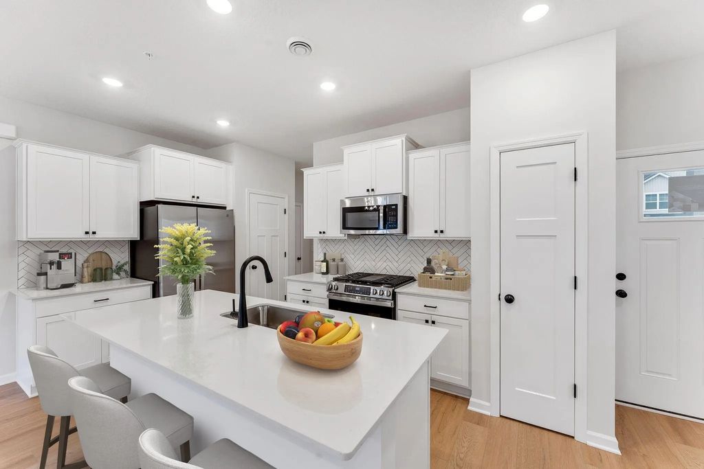23157 Creekview Court, Rogers