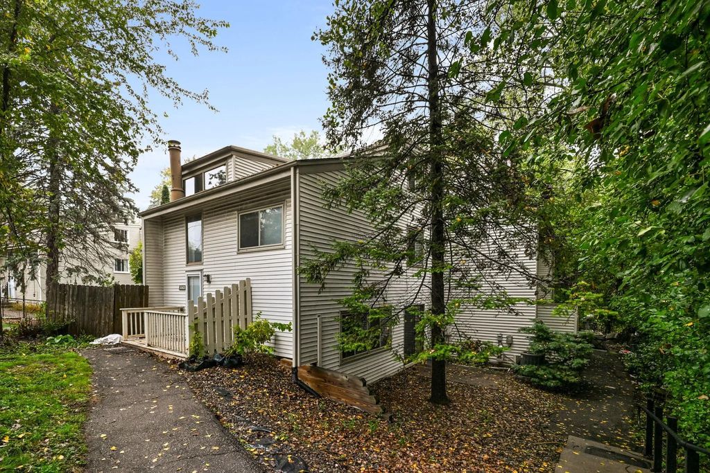 5563 E Bavarian Pass, Fridley