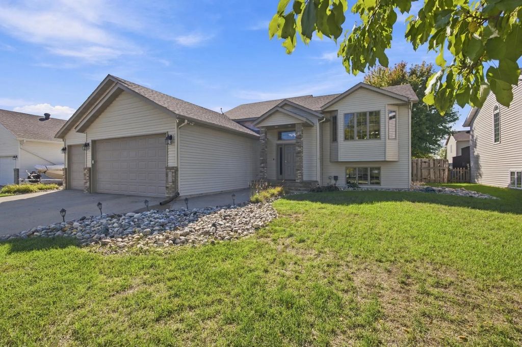675 Wyndemere Drive, West Fargo