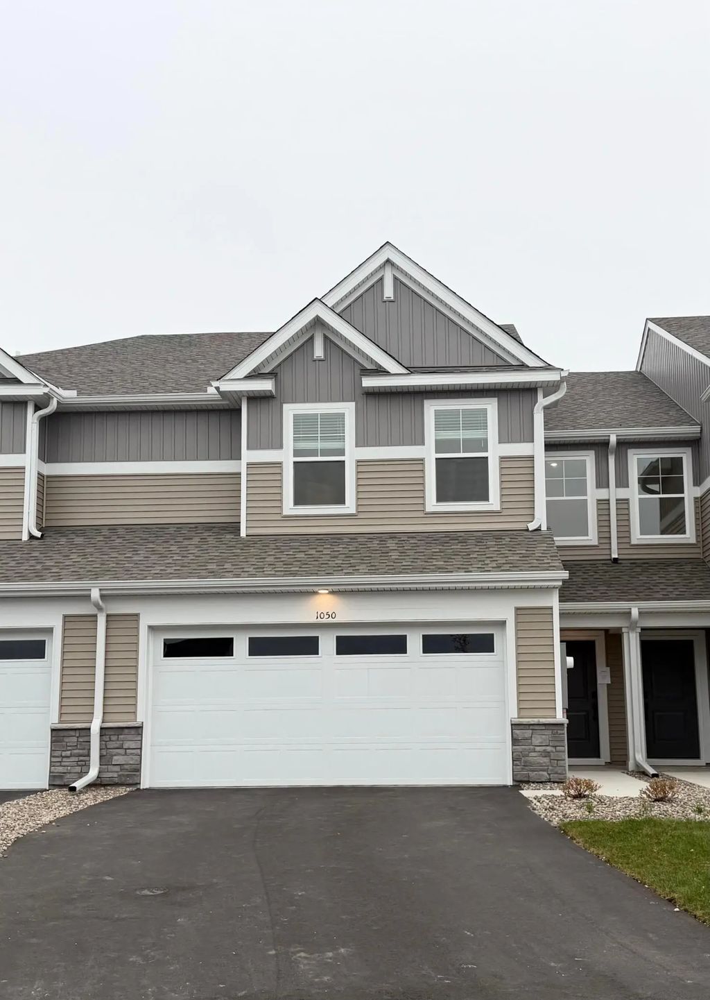 1050 Anmeadle Row, Rosemount