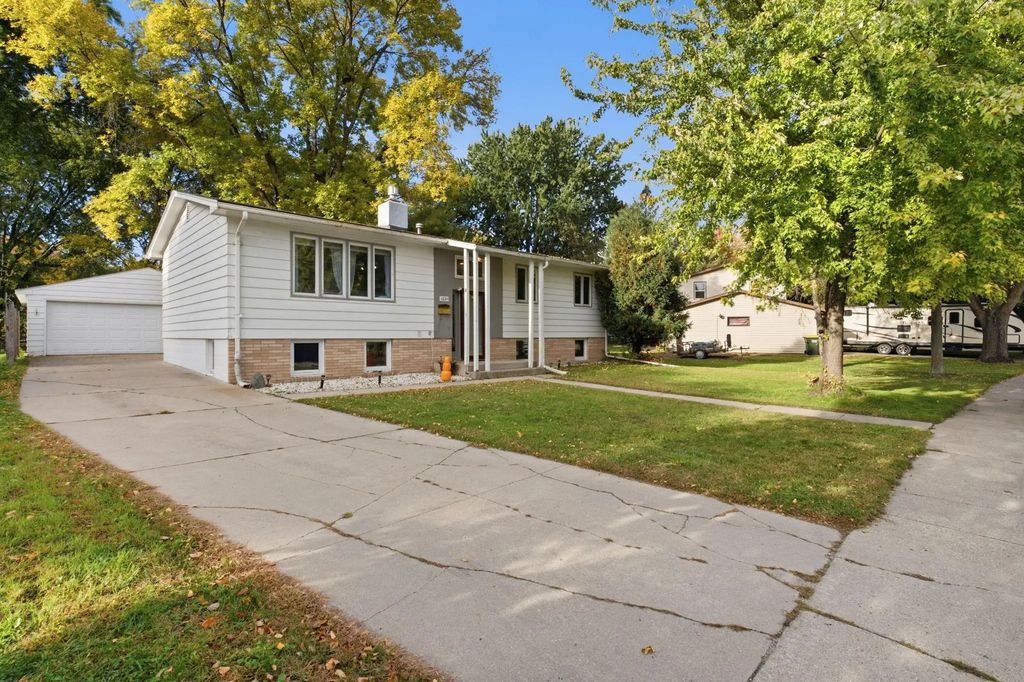 1221 13th Avenue Sw, Willmar