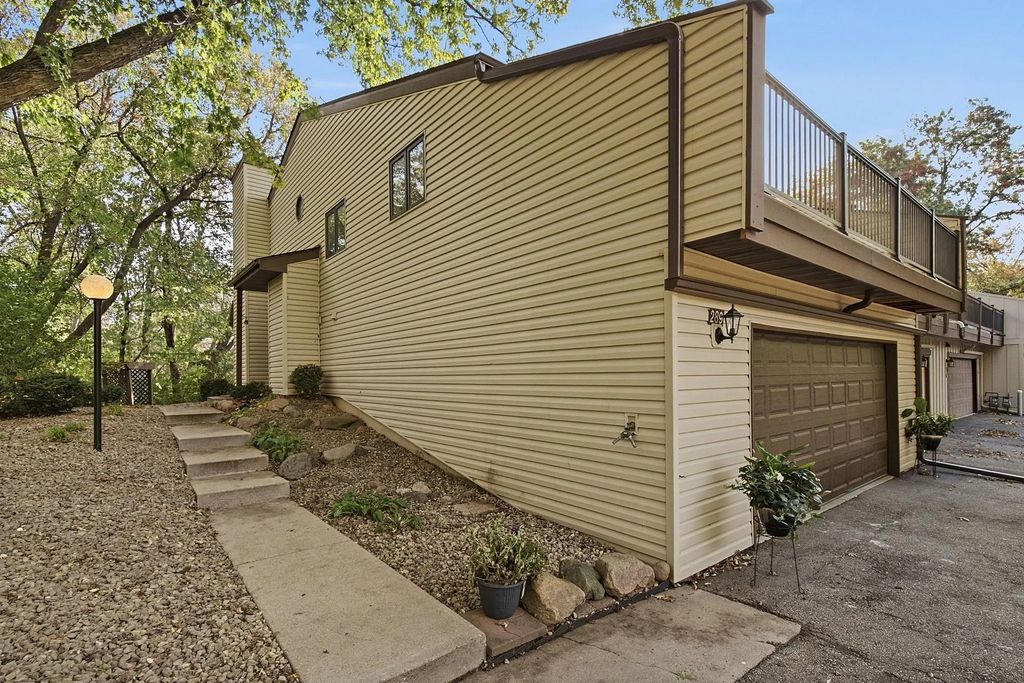 289 River Woods Lane, Burnsville