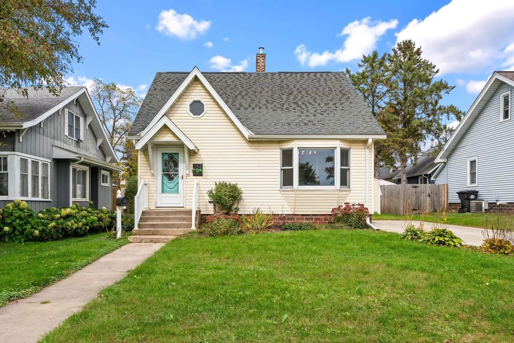 143 Maple Street E, Amery