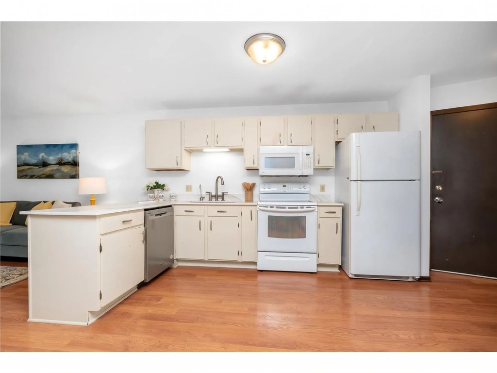 175 County Road B2 E 429, Little Canada