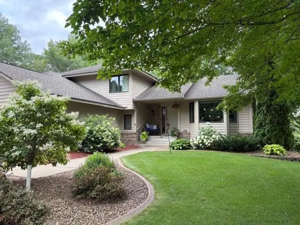 1205 Hilloway Circle, Burnsville