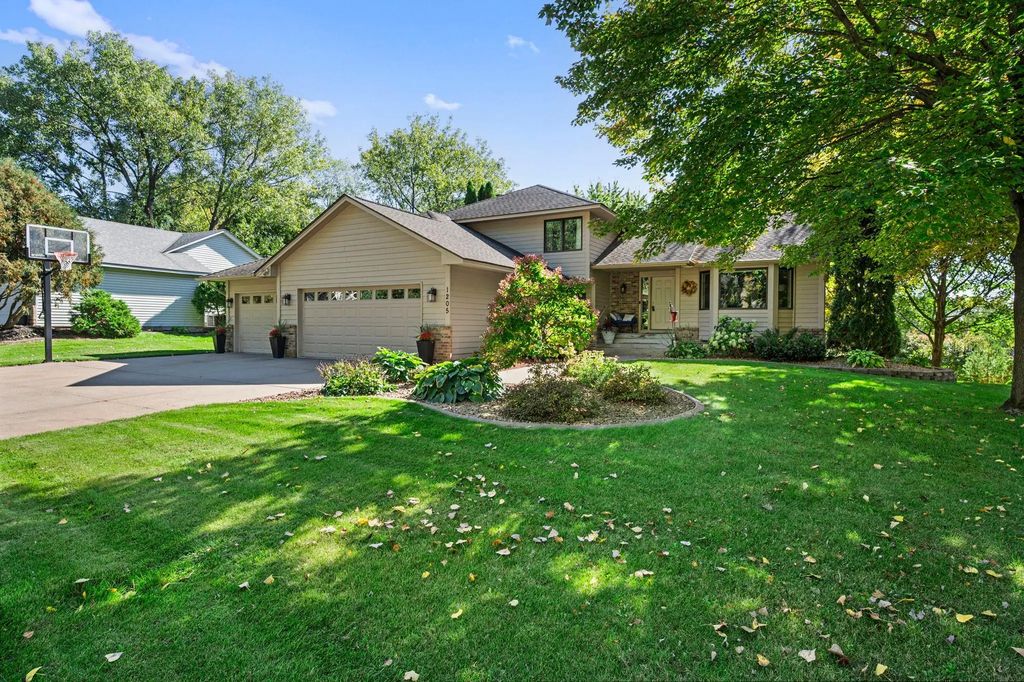 1205 Hilloway Circle, Burnsville