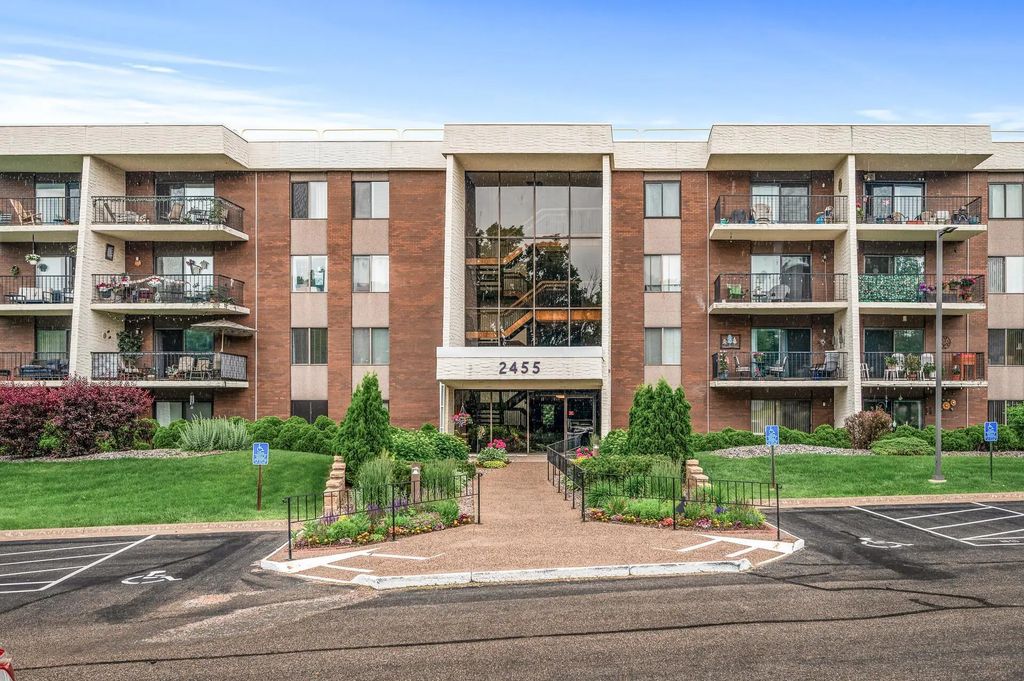 2455 Londin Lane E 216, Maplewood