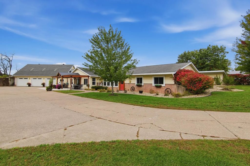 W6745 Church School Lane, Durand