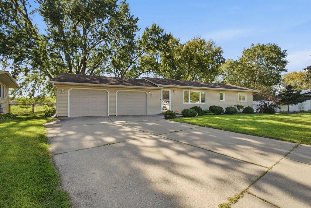 2128 Shale Lane, Eagan