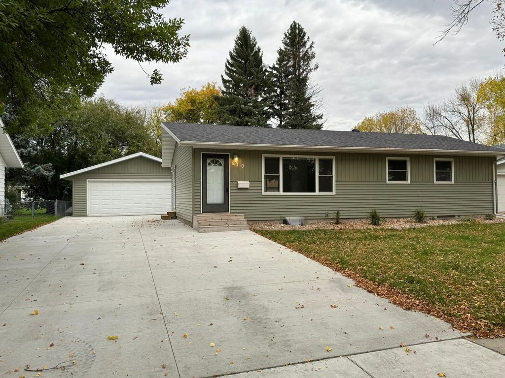 510 Birch Lane, Moorhead