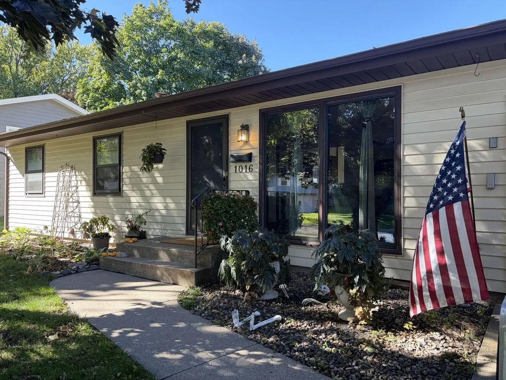 1016 Jackson Street S, Shakopee