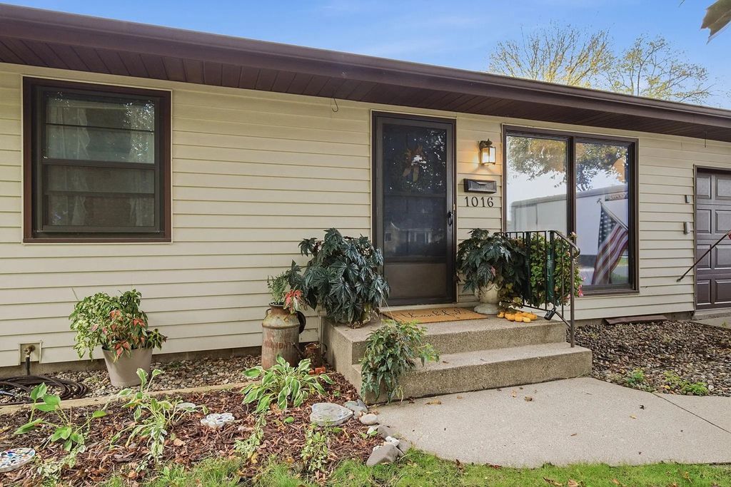 1016 Jackson Street S, Shakopee