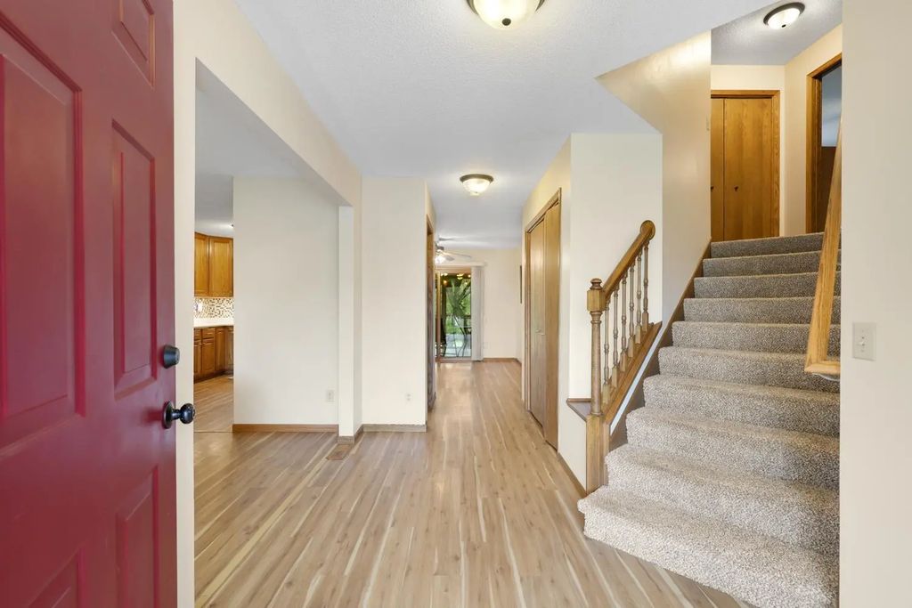 1001 Forest Glen Court, Burnsville
