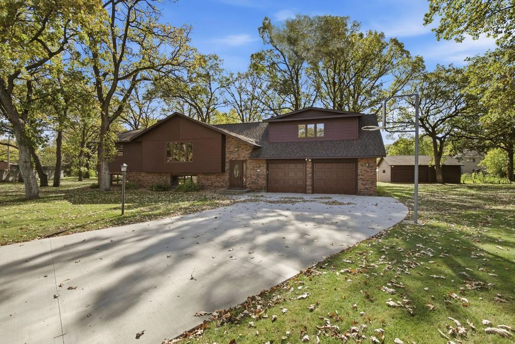 504 Greenview Court, Sartell