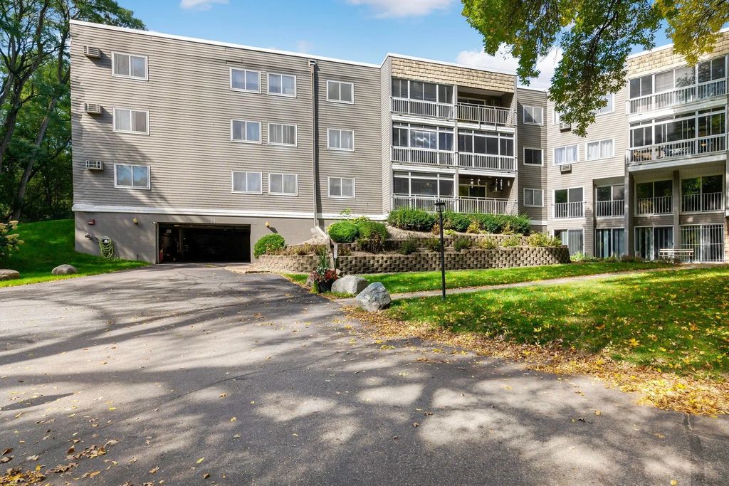 135 Viking Drive E 117, Little Canada