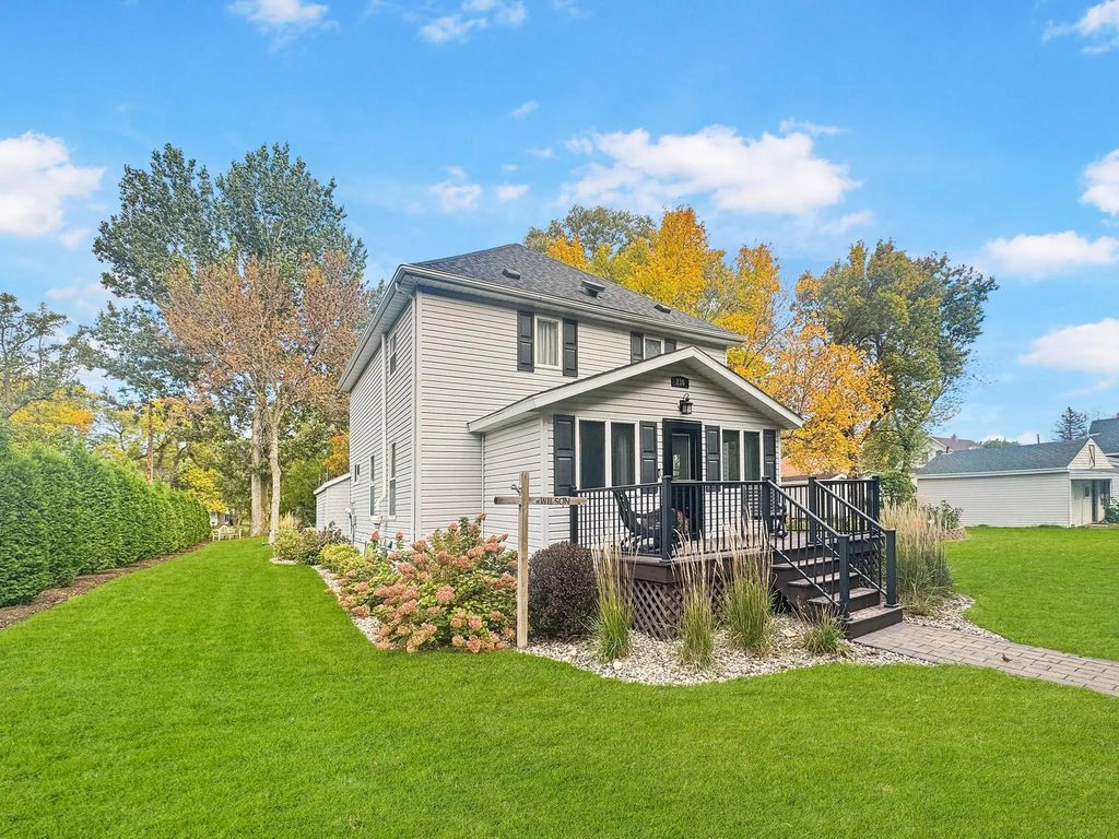 230 1st Street, Balaton