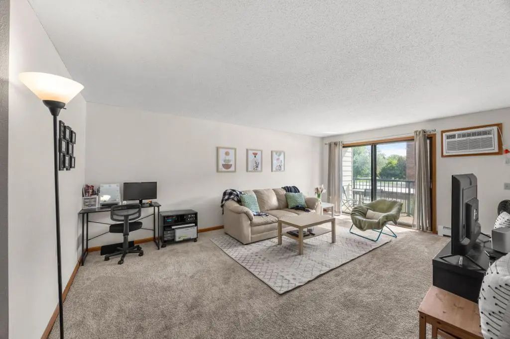 4 Pine Tree Drive 212, Arden Hills