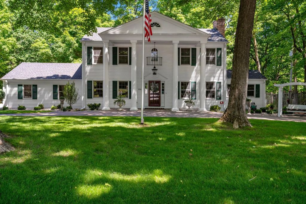 1330 Urbandale Lane N, Plymouth