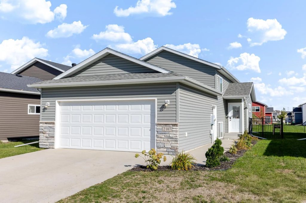 2107 Admiral Drive W, West Fargo